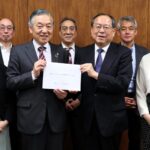 「多摩市まち・ひと・しごと創生総合戦略委員会」より阿部市長へ報告書の提出