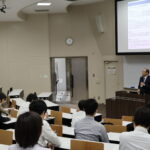 東京都市町村職員研修所にて、経営情報学部 中庭 光彦 教授が登壇