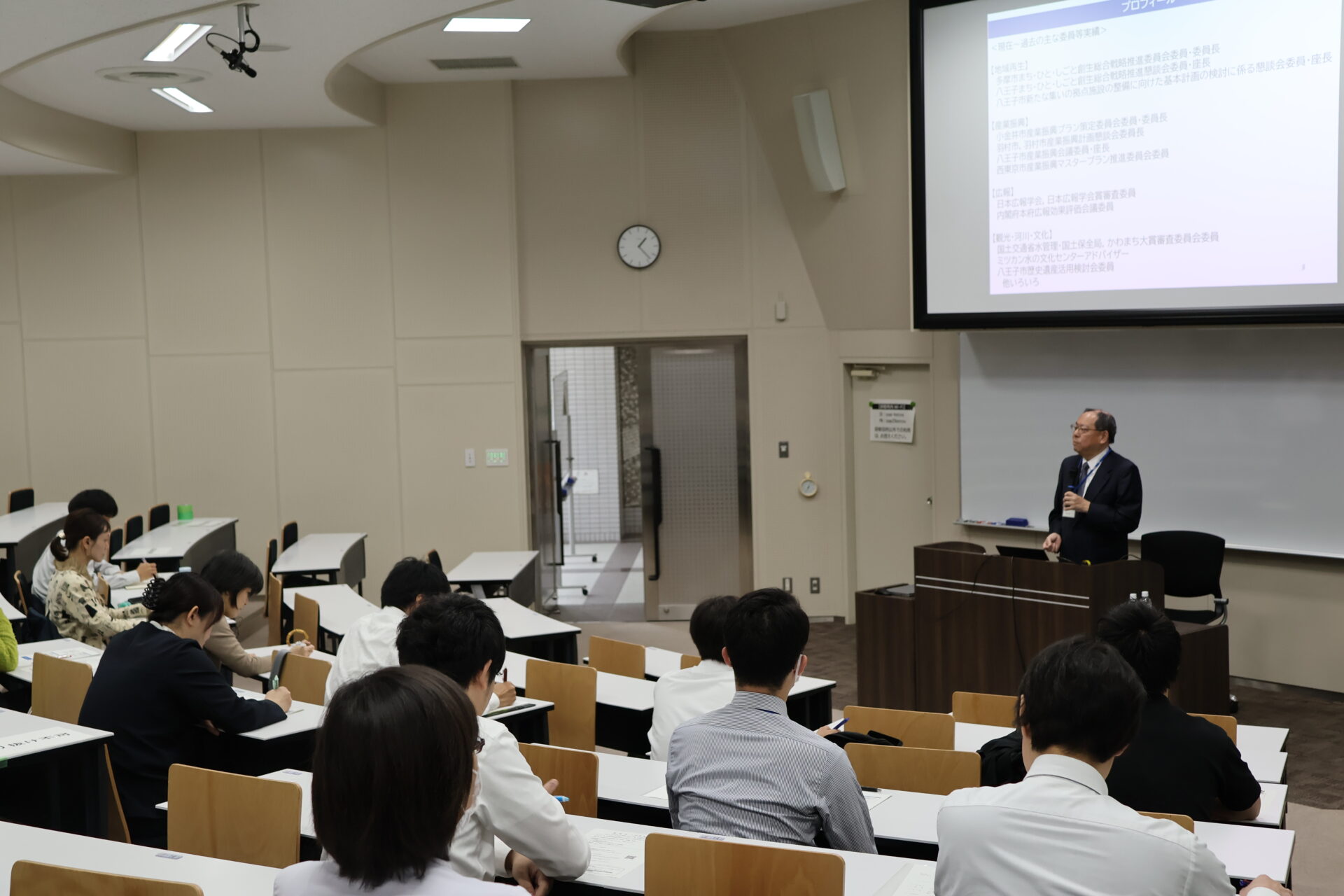 東京都市町村職員研修所にて、経営情報学部 中庭 光彦 教授が登壇